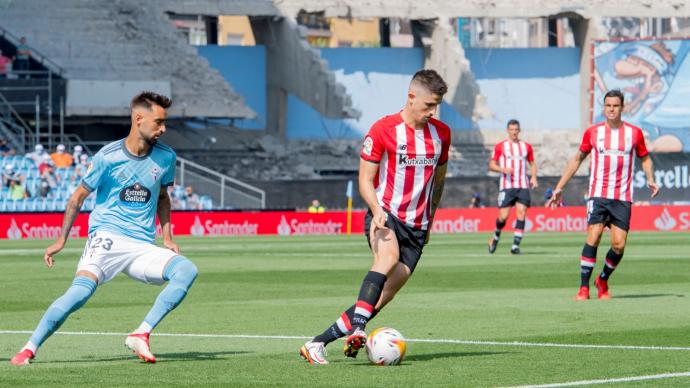 Oihan Sancet controla un balón en el partido contra el Celta.