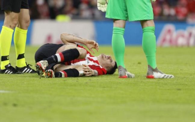 Oihan Sancet se duele de su rodilla izquierda durante el Athletic-Barcelona de Copa. Oihan Sancet se duele de su rodilla izquierda durante el Athletic-Barcelona de Copa.