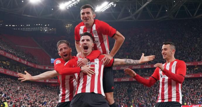 Oihan Sancet celebra su gol, el segundo de la noche para el Athletic, rodeado por Iker Muniain, Dani Vivian y Alex Berenguer.