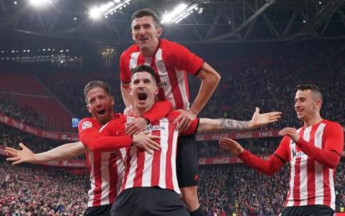 Oihan Sancet celebra su gol, el segundo de la noche para el Athletic, rodeado por Iker Muniain, Dani Vivian y Alex Berenguer.
