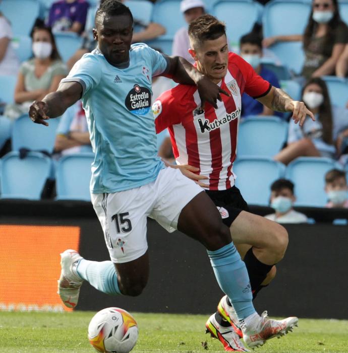 Oihan Sancet pugna por un balón con Joseph Aidoo en un lance del partido entre el Celta y el Athletic de ayer.