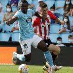 Oihan Sancet pugna por un balón con Joseph Aidoo en un lance del partido entre el Celta y el Athletic de ayer. Oihan Sancet pugna por un balón con Joseph Aidoo en un lance del partido entre el Celta y el Athletic de ayer.