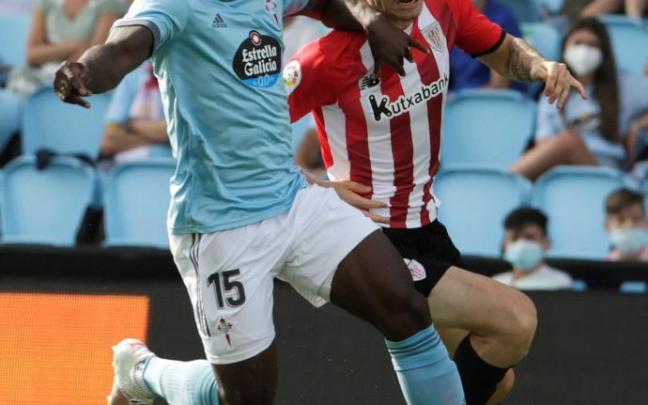 Oihan Sancet pugna por un balón con Joseph Aidoo en un lance del partido entre el Celta y el Athletic de ayer.