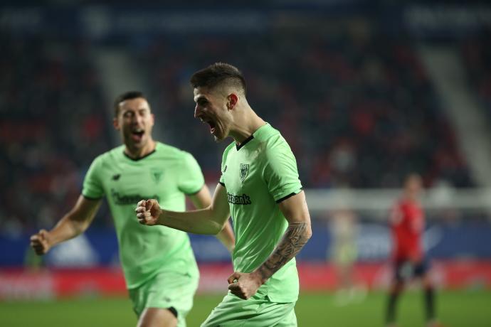 Oihan Sancet celebra uno de los tres goles que anotó ante Osasuna.