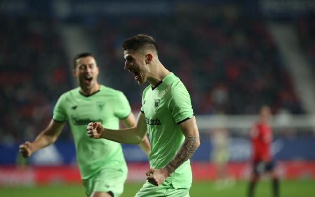 Oihan Sancet celebra uno de los tres goles que anotó ante Osasuna.