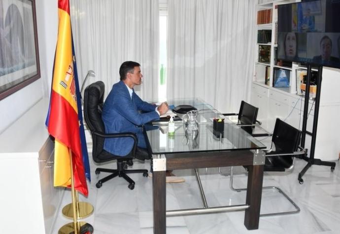Sánchez durante la videoconferencia que mantuvo con los ministros Albares y Robles.
