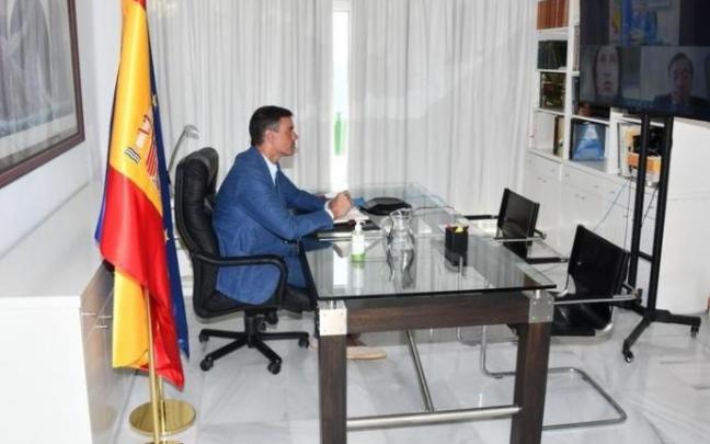 Sánchez durante la videoconferencia que mantuvo con los ministros Albares y Robles. Sánchez durante la videoconferencia que mantuvo con los ministros Albares y Robles.