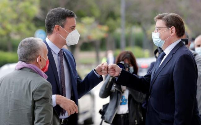 El presidente del Gobierno español, Pedro Sánchez, saluda al president de la Generalitat, Ximo Puig en presencia del secretario general de UGT, Pepe Álvarez.
