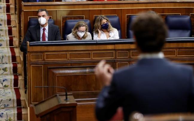 Pablo Casado y Pedro Sánchez durante el pleno de control al Gobierno Pablo Casado y Pedro Sánchez durante el pleno de control al Gobierno