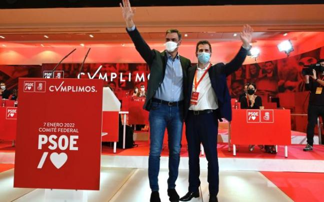El presidente español, Pedro Sánchez, ayer con el candidato socialista en las elecciones de Castilla y León, Luis Tudanca, en el Comité Federal del PSOE. El presidente español, Pedro Sánchez, ayer con el candidato socialista en las elecciones de Castilla y León, Luis Tudanca, en el Comité Federal del PSOE.