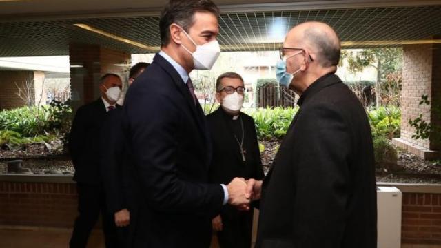 Pedro Sánchez, junto al presidente de la Conferencia Episcopal, el cardenal Juan José Omella, este lunes.