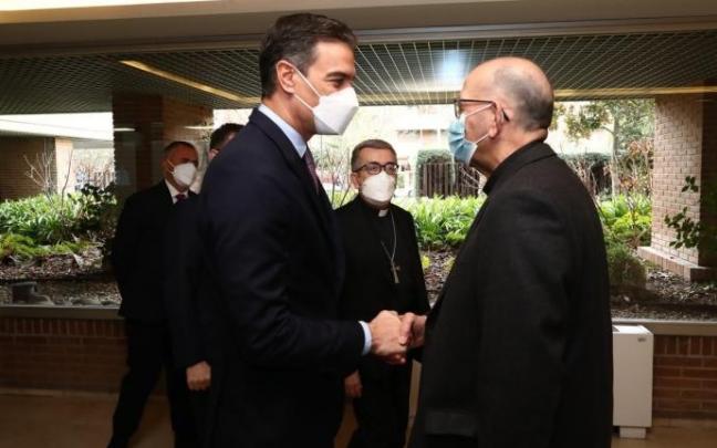 Pedro Sánchez, junto al presidente de la Conferencia Episcopal, el cardenal Juan José Omella, este lunes. Pedro Sánchez, junto al presidente de la Conferencia Episcopal, el cardenal Juan José Omella, este lunes.