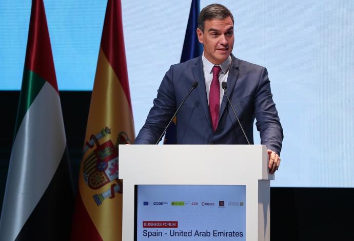 Sánchez interviene en un foro empresarial con motivo de su visita a Emiratos Árabes.