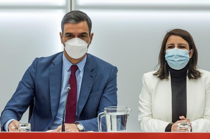 El secretario general del PSOE y presidente español, Pedro Sánchez, con Adriana Lastra