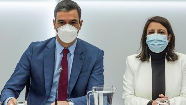 El secretario general del PSOE y presidente español, Pedro Sánchez, con Adriana Lastra
