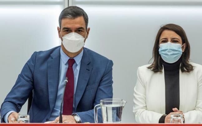 El secretario general del PSOE y presidente español, Pedro Sánchez, con Adriana Lastra