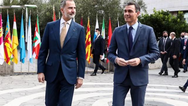 El rey español, Felipe VI, con el presidente, Pedro Sánchez