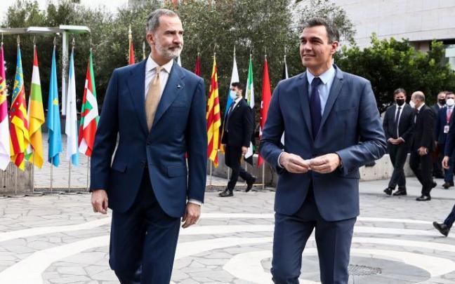 El rey español, Felipe VI, con el presidente, Pedro Sánchez