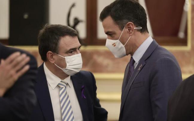 El portavoz del PNV en el Congreso, Aitor Esteban, con el presidente español, Pedro Sánchez El portavoz del PNV en el Congreso, Aitor Esteban, con el presidente español, Pedro Sánchez