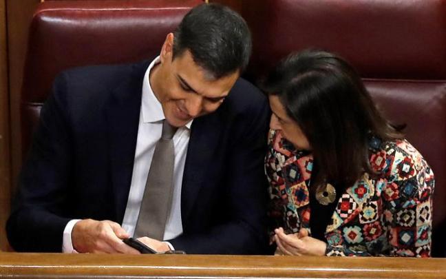 Pedro Sánchez, junto a Margarita Robles.