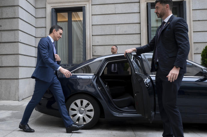 Pedro Sánchez, entrando en su vehículo oficial.