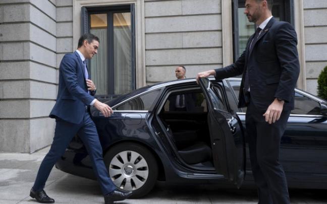 Pedro Sánchez, entrando en su vehículo oficial.