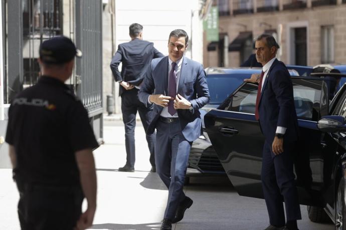 Pedro Sánchez, a su llegada al encuentro este miércoles con diputados y senadores del PSOE.