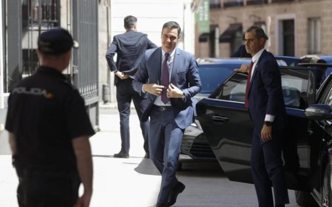 Pedro Sánchez, a su llegada al encuentro este miércoles con diputados y senadores del PSOE.