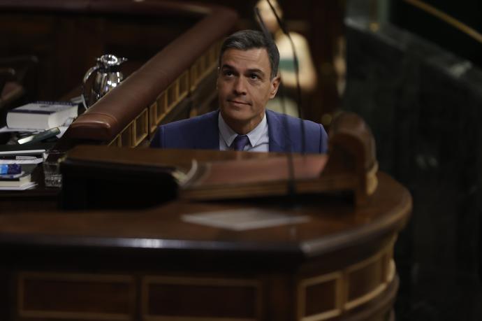 Pedro Sánchez sube a la tribuna del Congreso de los Diputados.