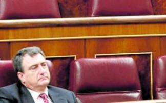 Aitor Esteban sigue una intervención de Pedro Sánchez en el Congreso. Foto: Efe