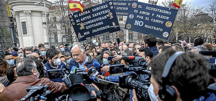 Los dirigentes del PP Fernando López Miras, Esteban González Pons y Cuca Gamarra, ayer durante la protesta en Madrid de los agricultores y ganaderos. Foto: E. P.