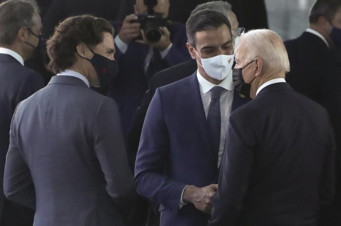 Sánchez con Biden, que observa al primer ministro de Canadá.