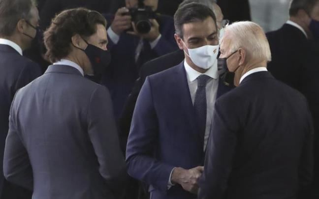 Sánchez con Biden, que observa al primer ministro de Canadá. Sánchez con Biden, que observa al primer ministro de Canadá.