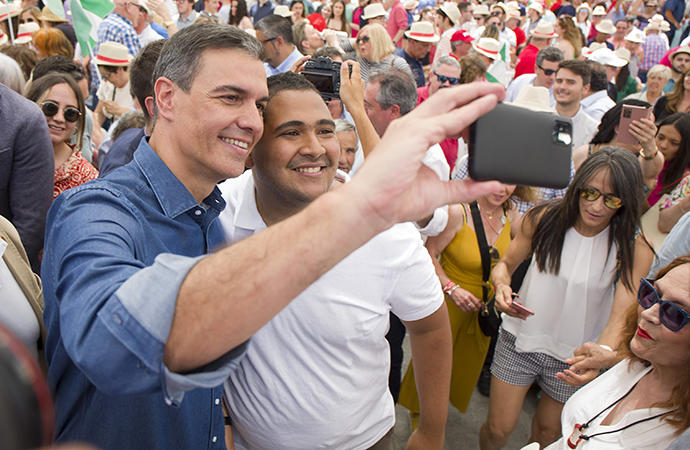Sánchez se saca una foto junto al secretario de juventudes del PSOE, Alejandro Moyano, en un acto en Málaga.