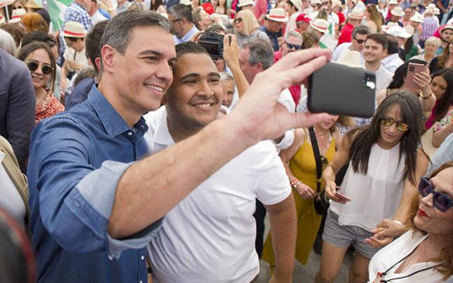 Sánchez se saca una foto junto al secretario de juventudes del PSOE, Alejandro Moyano, en un acto en Málaga. Sánchez se saca una foto junto al secretario de juventudes del PSOE, Alejandro Moyano, en un acto en Málaga.
