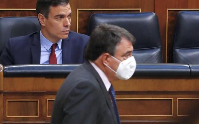 Pedro Sánchez y Aitor Esteban durante un pleno en el Congreso Pedro Sánchez y Aitor Esteban durante un pleno en el Congreso