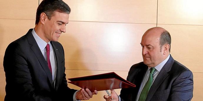 El presidente del Gobierno español, Pedro Sánchez, con el líder de la Ejecutiva del PNV, Andoni Ortuzar. Foto: Efe
