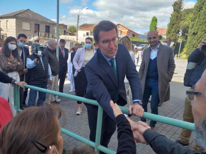 El presidente del PP, Alberto Núñez Feijóo, ayer durante la visita a un centro de salud en O Porriño (Pontevedra).