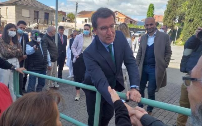 El presidente del PP, Alberto Núñez Feijóo, ayer durante la visita a un centro de salud en O Porriño (Pontevedra).