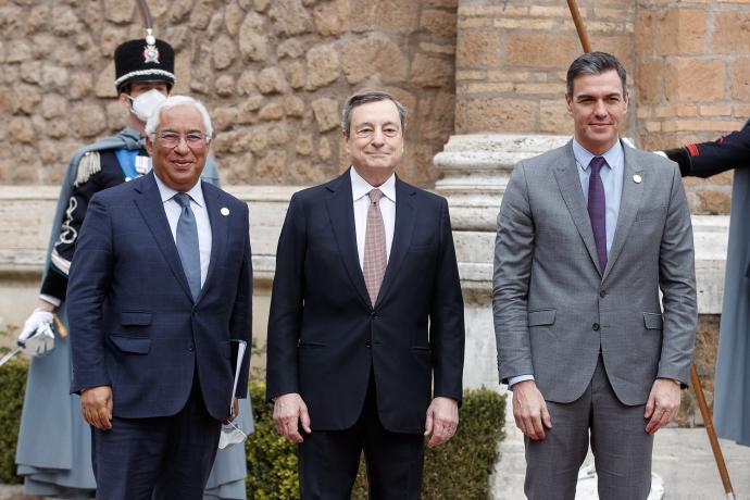 Pedro Sánchez, junto a Mario Draghi y António Costa.