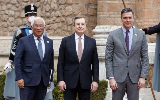 Pedro Sánchez, junto a Mario Draghi y António Costa. Pedro Sánchez, junto a Mario Draghi y António Costa.