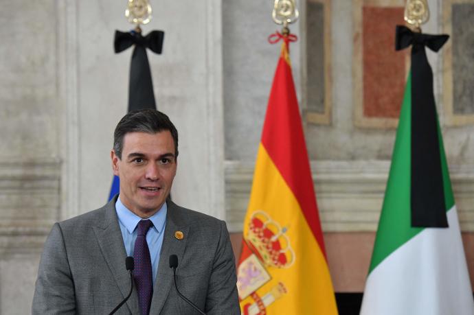 Sánchez interviene durante una rueda de prensa desde Roma.