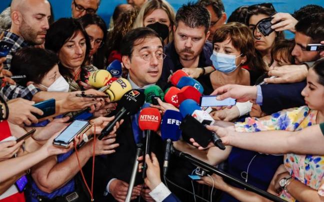 José Manuel Albares, ministro de Exteriores, atendiendo ayer a la prensa en medio de una gran expectación.