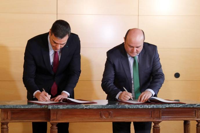 Pedro Sánchez y Andoni Ortuzar en la firma del pacto de investidura