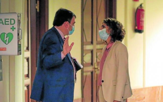 El portavoz del PNV, Aitor Esteban, y la ministra de Hacienda, María Jesús Montero, conversan en los pasillos del Congreso. Foto: Efe