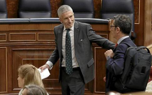 El ministro del Interior, Fernando Grande-Marlaska, saluda a su homólogo de Presidencia, Félix Bolaños, ayer en el Congreso de los Diputados. Foto: E. P. El ministro del Interior, Fernando Grande-Marlaska, saluda a su homólogo de Presidencia, Félix Bolaños, ayer en el Congreso de los Diputados. Foto: E. P.