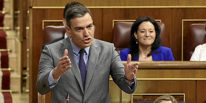 Pedro Sánchez, dirigiéndose ayer con gestos de reprobación a la bancada del PP durante la sesión de control al Gobierno en el Congreso. Foto: Europa Press