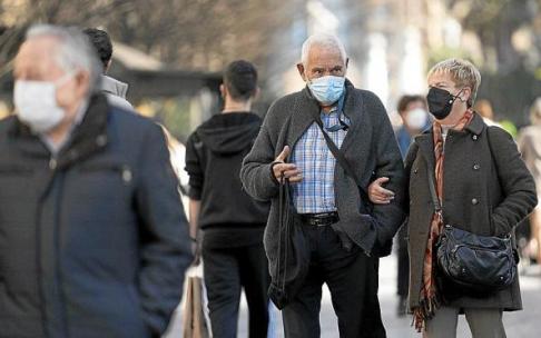 Varias personas pasean con sus correspondientes mascarillas. Foto: Ruben Plaza