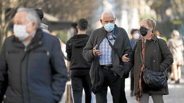 Varias personas pasean con sus correspondientes mascarillas. Foto: Ruben Plaza