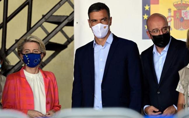 La presidenta de la Comisión Europea, Ursula Von der Leyen; el presidente del Gobierno español, Pedro Sánchez, y el presidente del Consejo Europeo, Charles Michel, en la visita a la base aérea de Torrejón. La presidenta de la Comisión Europea, Ursula Von der Leyen; el presidente del Gobierno español, Pedro Sánchez, y el presidente del Consejo Europeo, Charles Michel, en la visita a la base aérea de Torrejón.